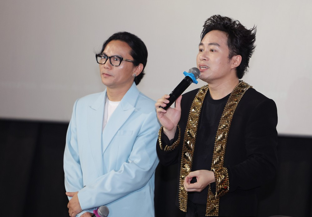 Ca sỹ Tùng Dương và nhạc sỹ Mars Anh Tú (phải) trong buổi ra mắt MV. (Ảnh: Hòa Nguyễn/Vietnam+)