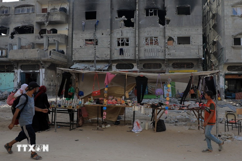 Người dân Palestine họp chợ tại thành phố Khan Younis, Dải Gaza ngày 15/6/2024. (Ảnh: THX/TTXVN)