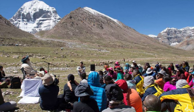 Tín đồ hành hương đang ngồi nghe giảng đạo gần núi Kailash. Ảnh: Isha sadhguru