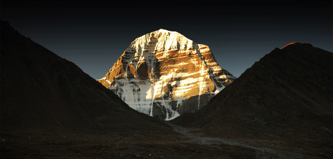 Núi thiêng Kailash nhìn từ xa. Ảnh: Akshar tours