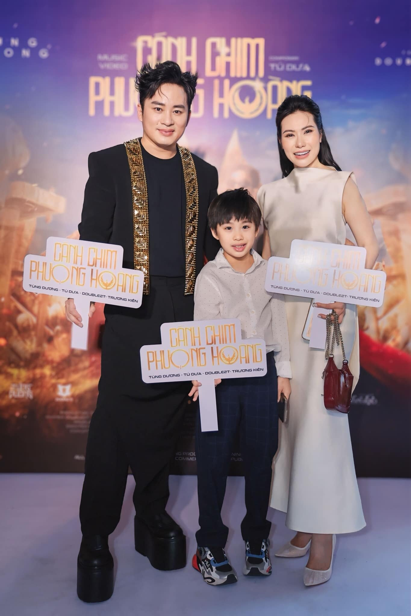 Bà xã của Tùng Dương hiếm hoi xuất hiện công khai cùng chồng và con trai.