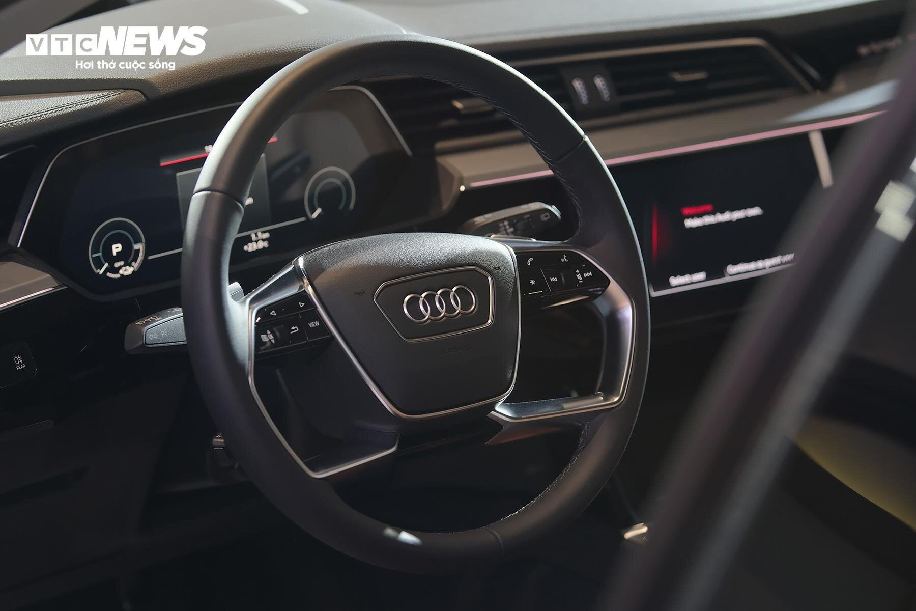 Nội thất Audi Q8 e-Tron với nhiều tiện nghi và khả năng đi được gần 600km sau mỗi lần sạc.