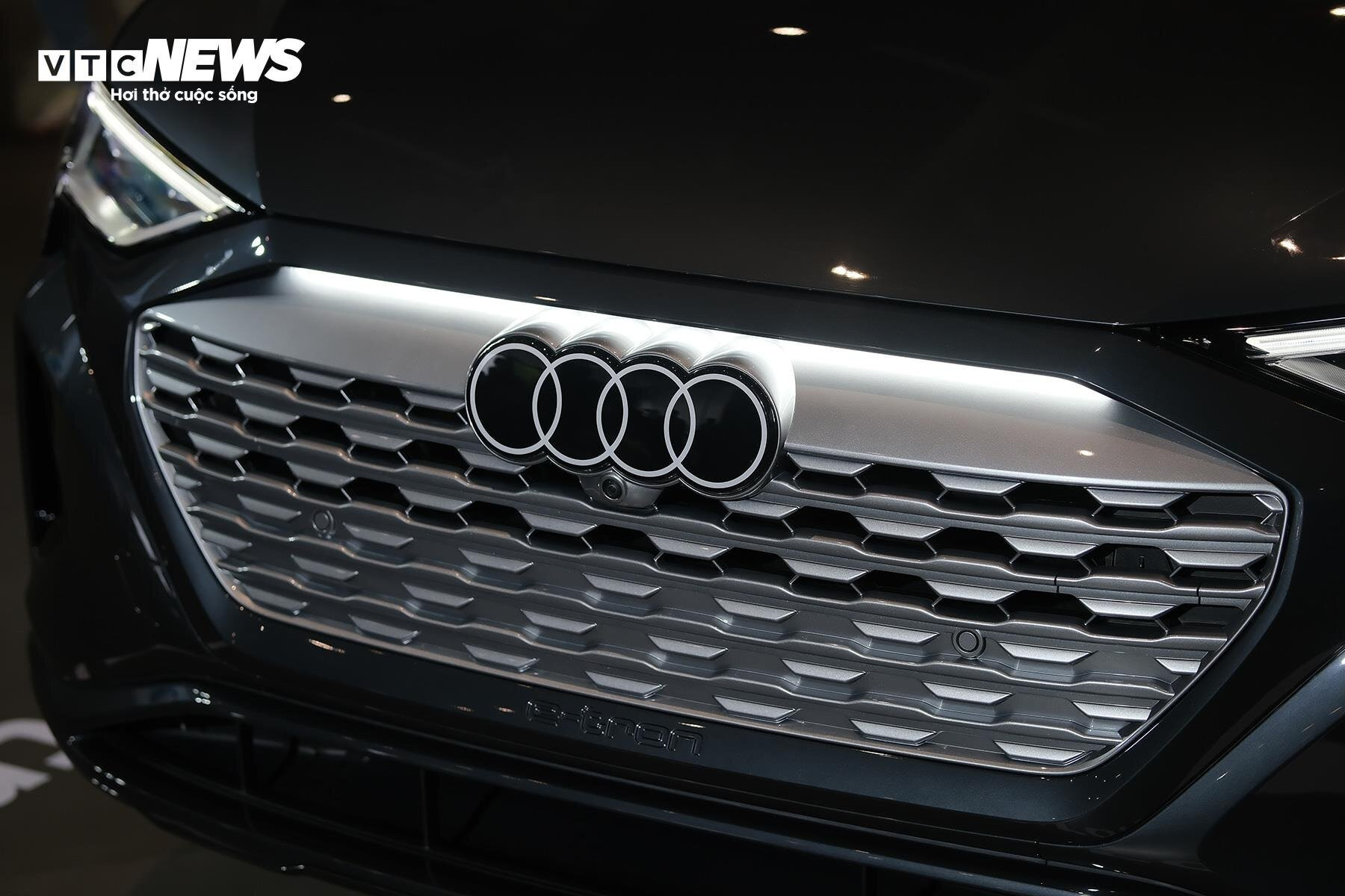 Cụm lưới tản nhiệt quen thuộc của Audi được tái thiết kế mang phong cách hiện đại hơn.