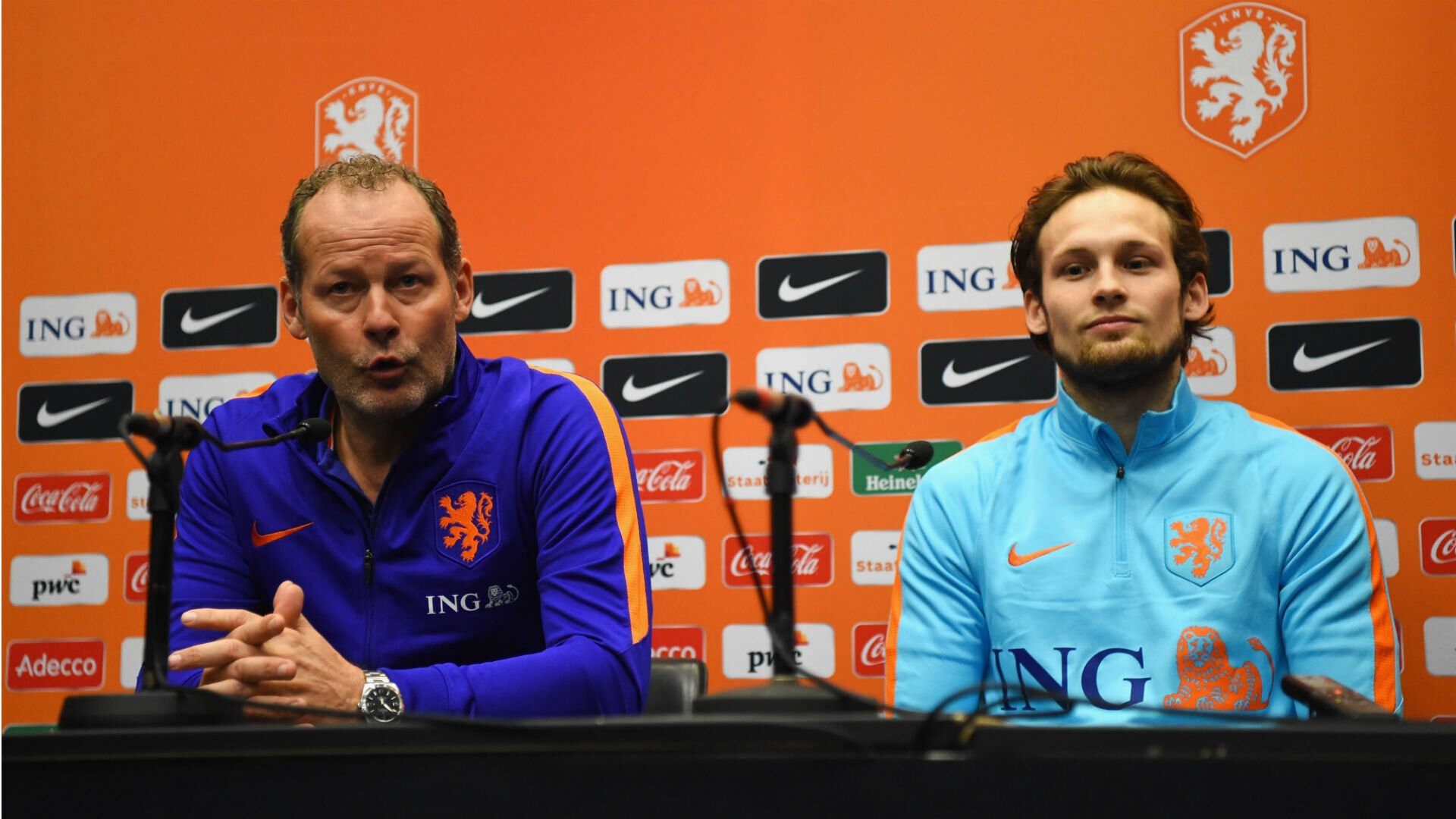 Ông Danny Blind (trái) từng là HLV trưởng đội tuyển Hà Lan từ 2015 đến 2017.