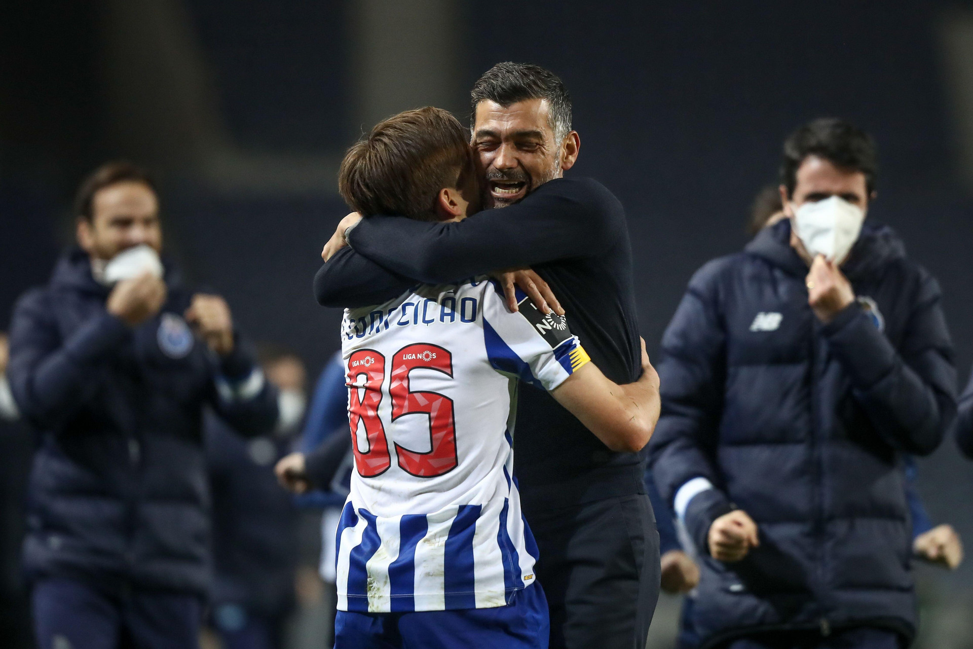 Huấn luyện viên Sergio Conceicao ôm chặt con trai sau khi anh ghi bàn thắng quyết định giúp Porto thắng Estoril 3-2.