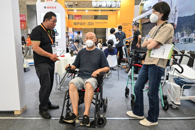 Người đàn ông thử mẫu xe lăn trong Triển lãm về chăm sóc người cao tuổi, y học phục hồi và y tế ở Thượng Hải ngày 13/6. Ảnh: AFP