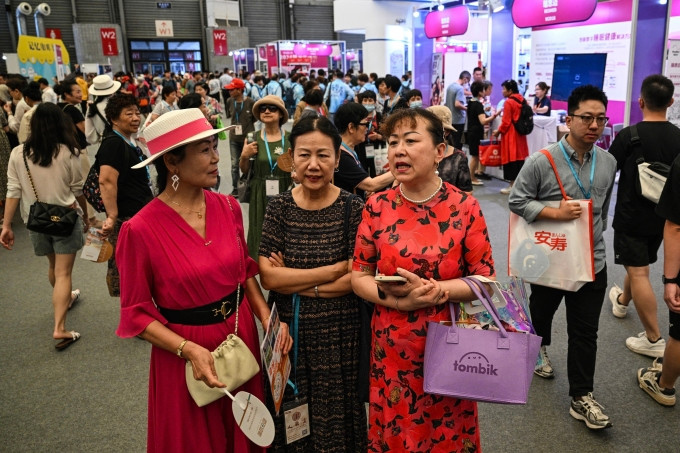 Khách tham quan triển lãm ở Thượng Hải ngày 13/6. Ảnh: AFP