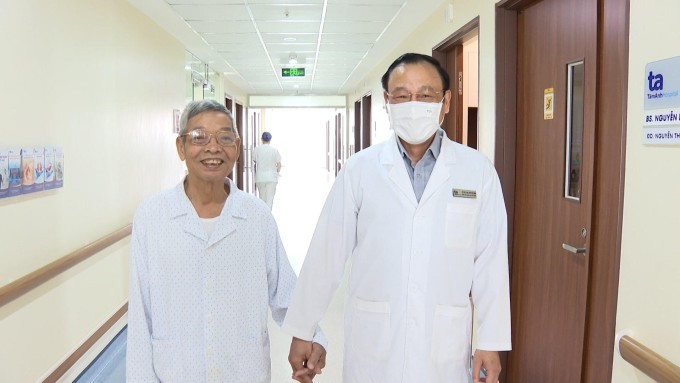 Phó giáo sư Dương (bên phải) và ông Vượng sau điều trị hai bệnh ung thư. Ảnh: Bệnh viện Đa khoa Tâm Anh.