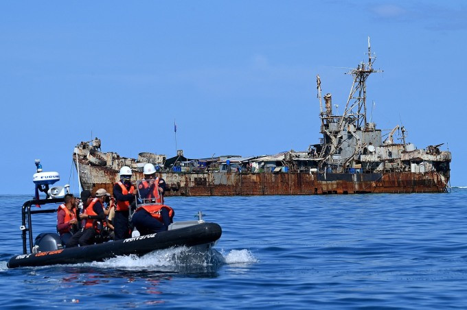 Cảnh sát biển Philippines và các nhà báo đi xuồng gần tàu chiến BRP Sierra Madre trên bãi Cỏ Mây ở Biển Đông tháng 10/2023. Ảnh:AFP