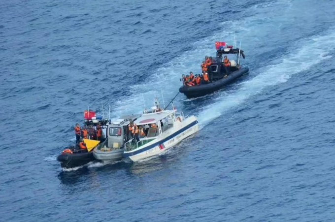 Ba xuồng cao tốc của Hải cảnh Trung Quốc (CCG) ép sát xuồng cao tốc của quân nhân Philippines ở Bãi Cỏ Mây vào ngày 17/6. Ảnh: CCTV