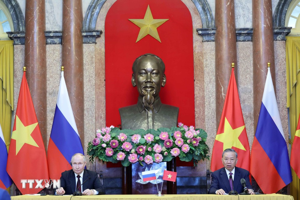 Chủ tịch nước Tô Lâm và Tổng thống Liên bang Nga Vladimir Putin tại cuộc họp báo chung. (Ảnh: Nhan Sáng/TTXVN)