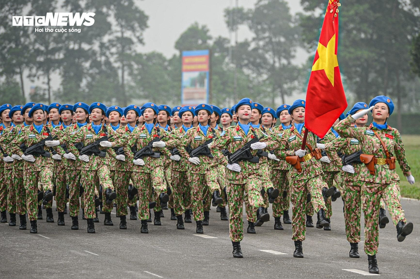 Các chiến sĩ thuộc khối lực lượng Gìn giữ hòa bình Việt Nam tập luyện diễu binh, diễu hành kỷ niệm 70 năm Chiến thắng Điện Biên Phủ. (Ảnh: Đắc Huy)