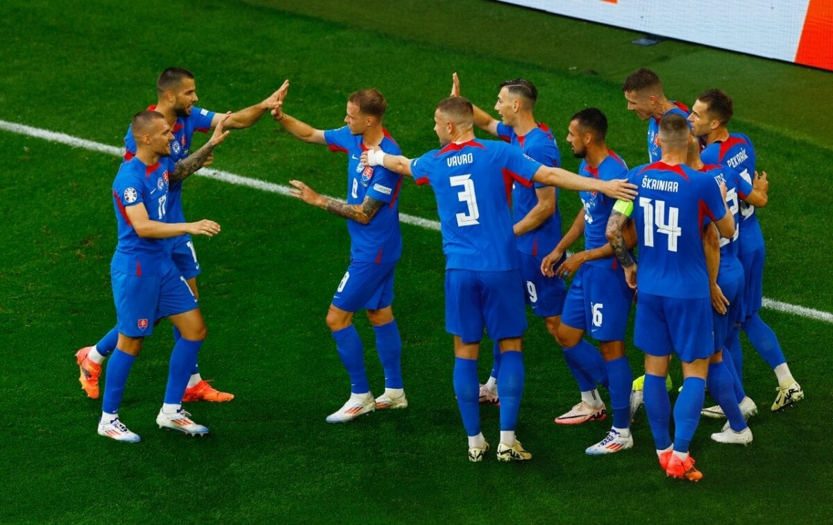 Slovakia dẫn trước 1-0 trong hiệp 1.