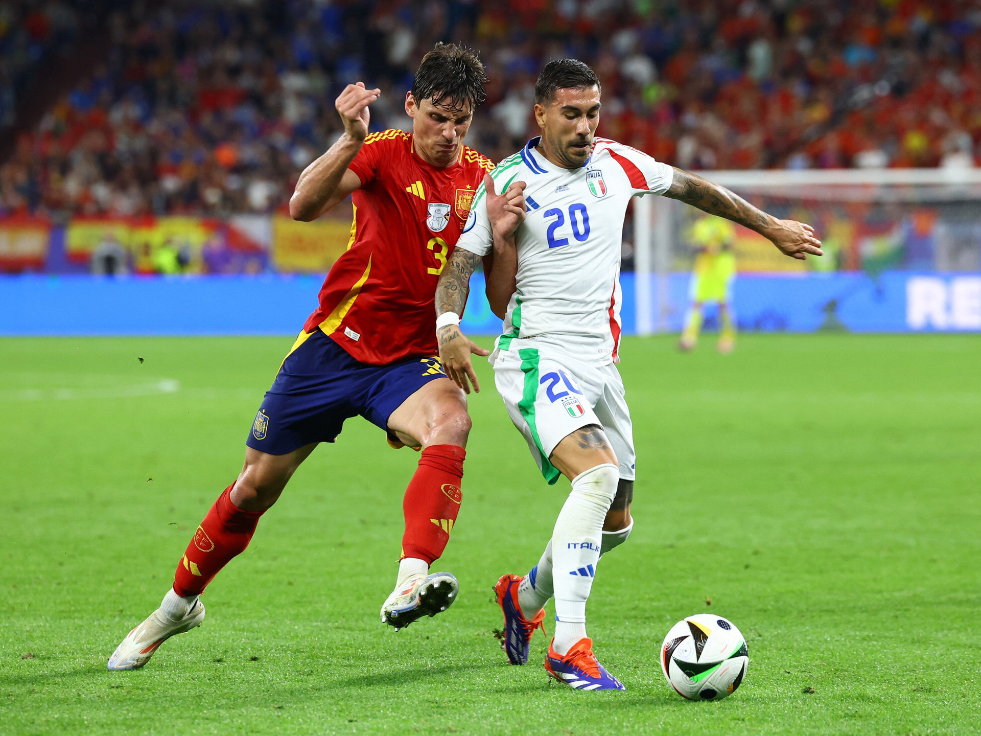 Tây Ban Nha và Italy tạo nên trận đấu hấp dẫn một chiều. (Ảnh: Reuters)