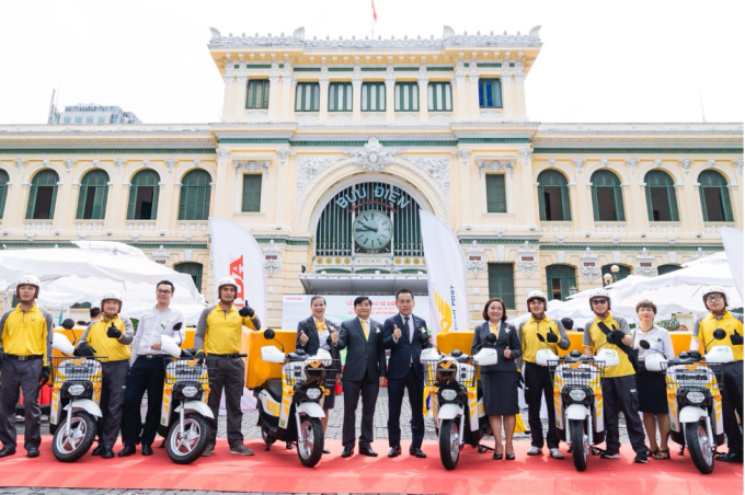 Đại diện Honda và Bưu điện Việt Nam tại lễ bàn giao.