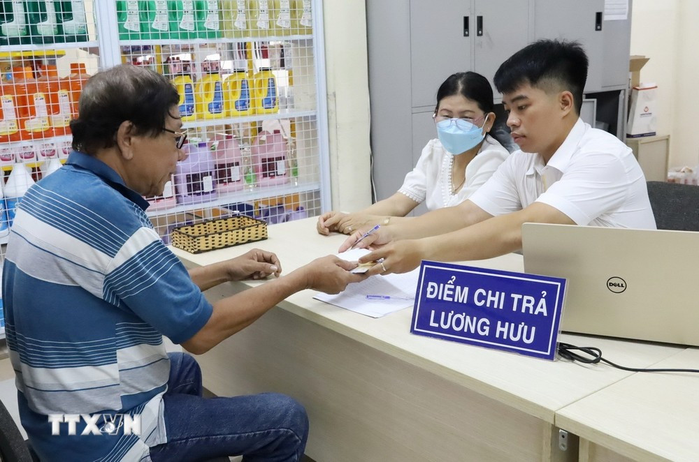 Người cao tuổi Thành phố Hồ Chí Minh nhận lương hưu tại bưu điện các quận, huyện. (Ảnh: TTTXVN phát)
