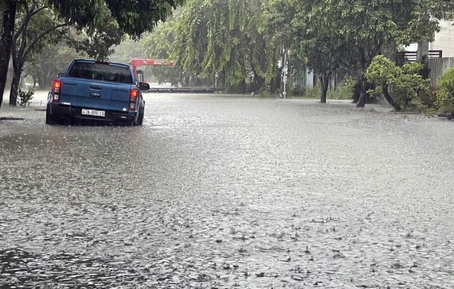 Forecasts indicate that the northern region will continue to see scattered showers and thunderstorms, with heavy rain and the potential for tornadoes, lightning, hail, and strong winds. (Photo: VNA)