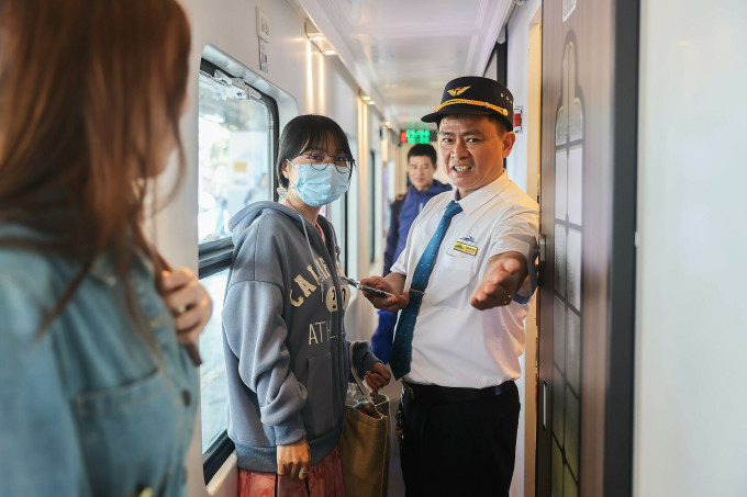 Hành khách lên tàu tại ga Sài Gòn hồi tháng 4. Ảnh: Quỳnh Trần