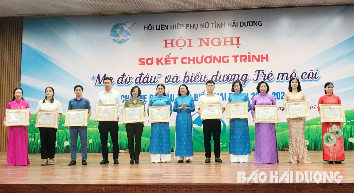 Đồng chí Trần Thị Thanh Thảo, Chủ tịch Hội Liên hiệp phụ nữ tỉnh khen thưởng các tập thể, cá nhân tiêu biểu trong thực hiện chương trình 