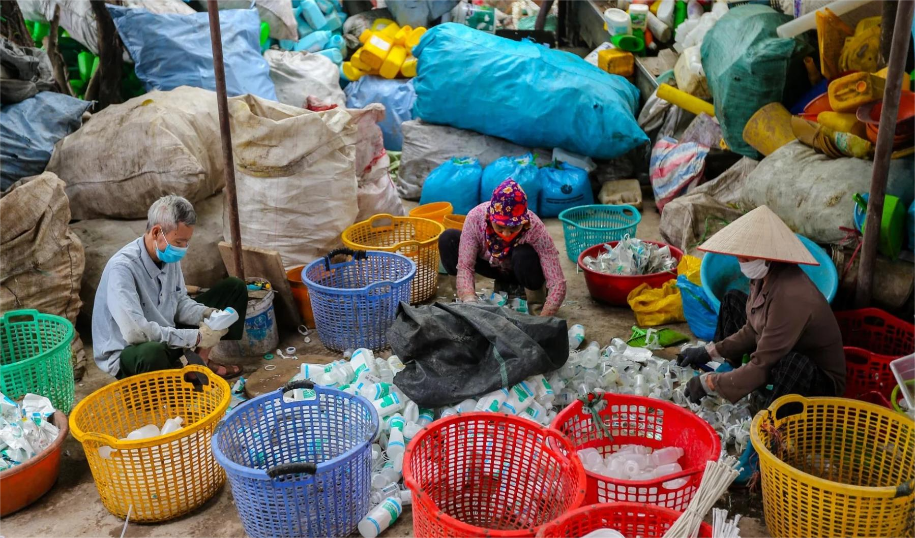Thôn Xà Cầu, xã Quảng Phú Cầu, huyện Ứng Hoà (Hà Nội) bị ô nhiễm nặng do nghề thu gom phế liệu để tái chế