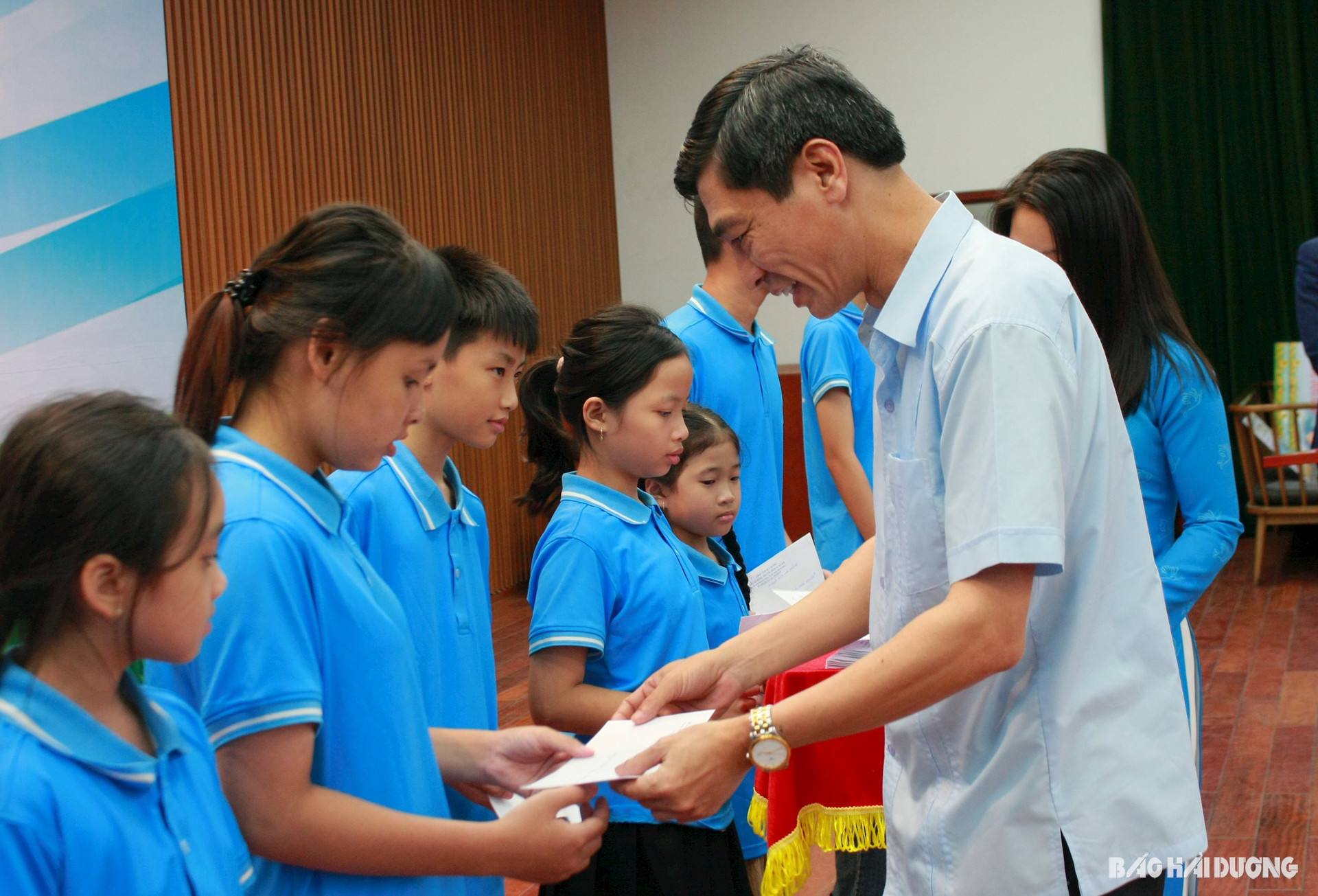 Đồng chí Nguyễn Văn Phú, Ủy viên Ban Thường vụ Tỉnh ủy, Trưởng Ban Dân vận Tỉnh ủy trao quà cho trẻ mồ côi, trẻ em có hoàn cảnh khó khăn 