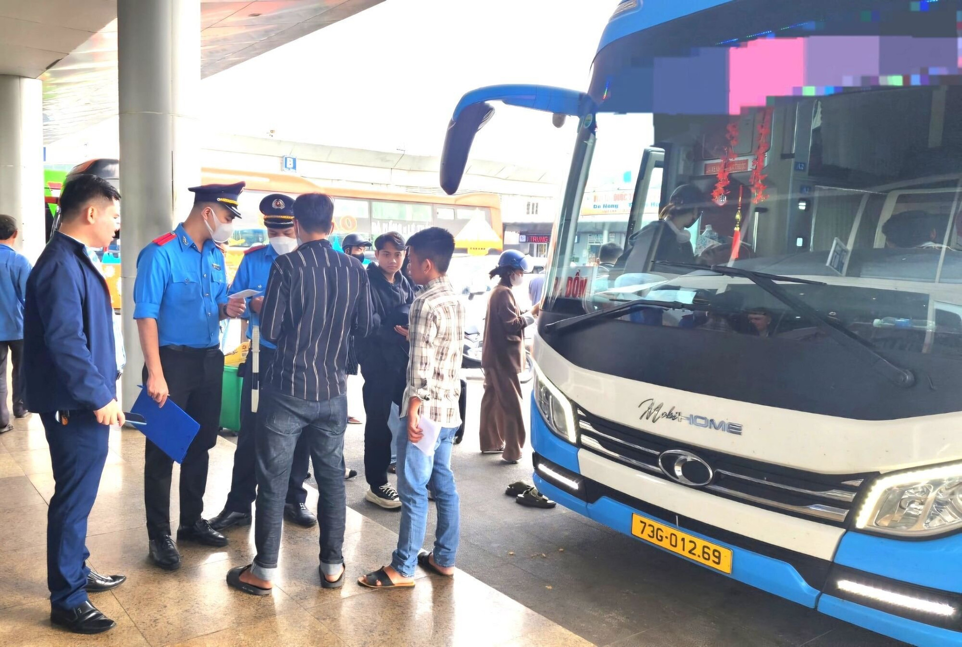 Lực lượng chức năng kiểm tra phương tiện vận chuyển hành khách tại Đà Nẵng.