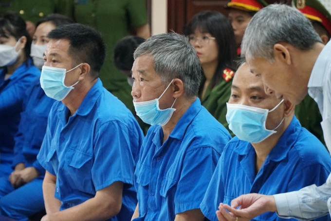Trương Xuân Đước (giữa) tại phiên tòa sáng 26/6. Ảnh: Lê Tân