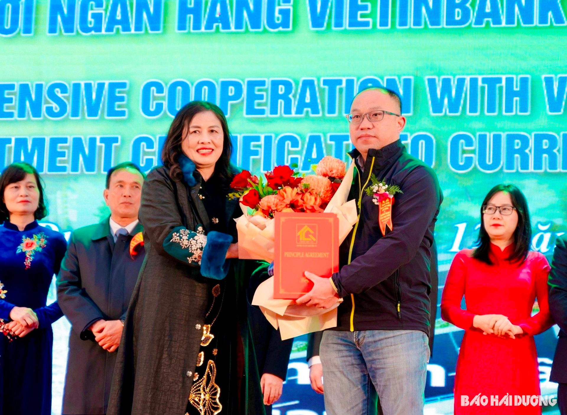 Bà Đinh Thị Loan, Chủ tịch Hội đồng quản trị, Tổng Giám đốc Công ty CP Đầu tư Trung Quý Bắc Ninh trao giấy chứng nhận đăng ký đầu tư cho nhà đầu tư thứ cấp