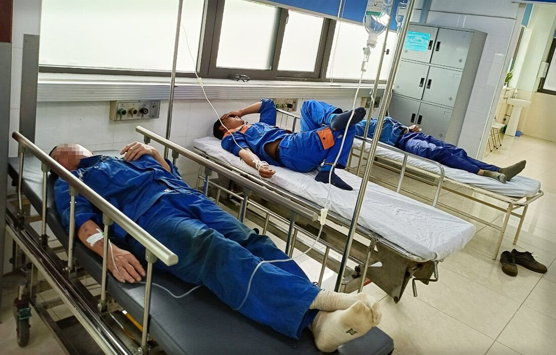 Công nhân Công ty Cổ phần Đóng tàu Sông Cấm được đưa vào cấp cứu tại Bệnh viện Hữu nghị Việt Tiệp sau khi có các biểu hiện nghi ngộ độc thực phẩm.