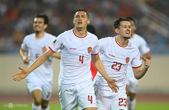 Jay Idzes (số 4) mừng bàn mở tỷ số cho Indonesia trong trận thắng Việt Nam 3-0 ở lượt bốn bảng F vòng loại hai World Cup 2026 - khu vực châu Á. Ảnh: Giang Huy