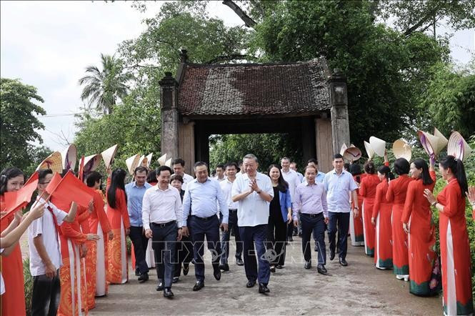 State President To Lam visits Duong Lam ancient village in Hanoi’s outlying district of Son Tay on June 27 (Photo: VNA)