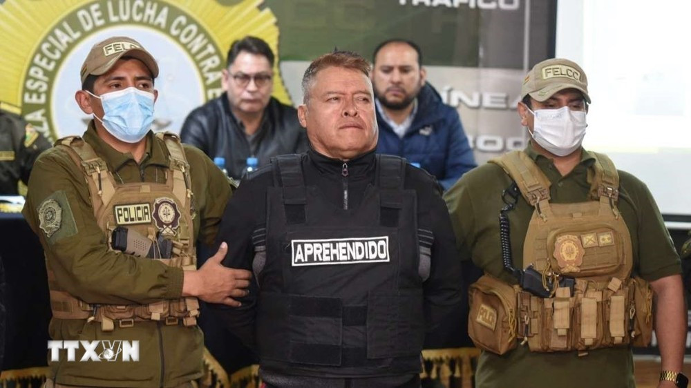 Tướng Bolivia Juan Jose Zuniga (giữa) bị bắt giữ vì âm mưu đảo chính bất thành. (Ảnh: Reuters/TTXVN)