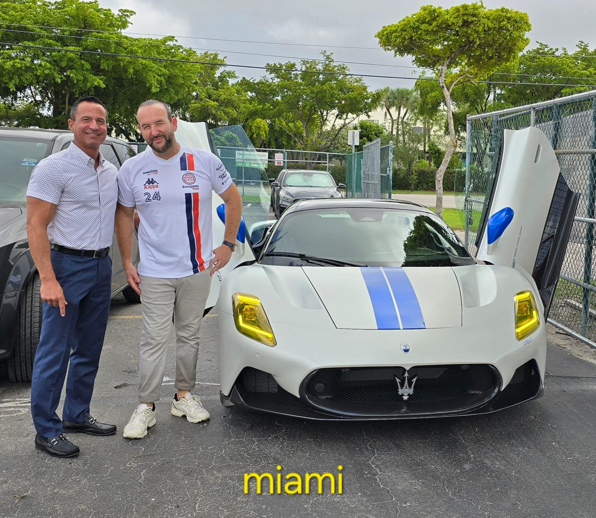 Hình ảnh một chiếc Maserati tại Miami (Mỹ) chuẩn bị lên đường tới Việt Nam.