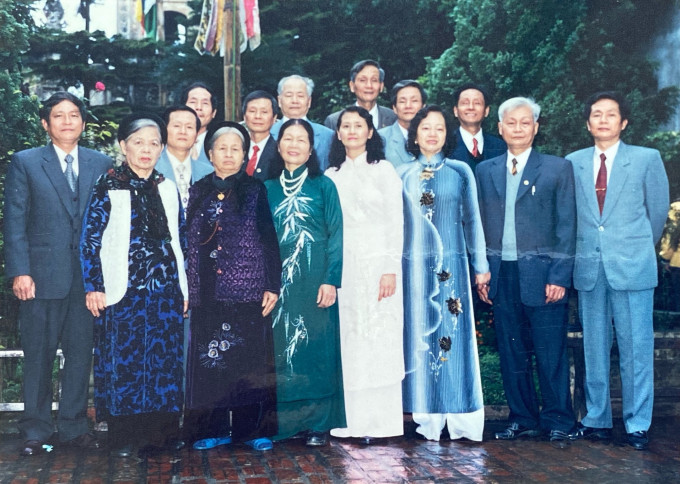 15 người con (10 trai và 5 gái) của vợ chồng cụ Ba Đỉnh, làng Tương Mai, quận Hoàng Mai, Hà Nội, chụp năm 2005. Ảnh: Gia đình cung cấp