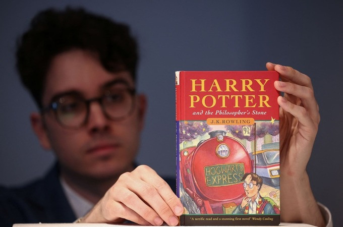 Quyển Harry Potter và Hòn đá phù thủy đầu tiên. Ảnh: Reuters