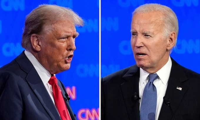 Cựu tổng thống Mỹ Donald Trump (trái) và Tổng thống Joe Biden trong cuộc tranh luận tối 27/6. Ảnh: AP