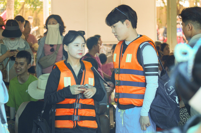 Du khách Hàn Quốc lên cano đi tham quan các tour đảo tại Bến cảng du lịch TP Nha Trang, Khánh Hòa hồi tháng 4. Ảnh: Bùi Toàn