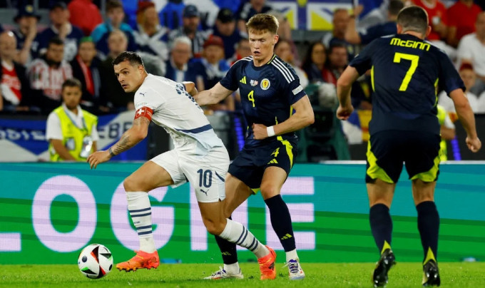 Đội trưởng Granit Xhaka (trái) trong trận Thụy Sĩ hòa Scotland 1-1 trên sân Cologne, Đức, lượt hai bảng A Euro tối 19/6/2024. Ảnh: Reuters