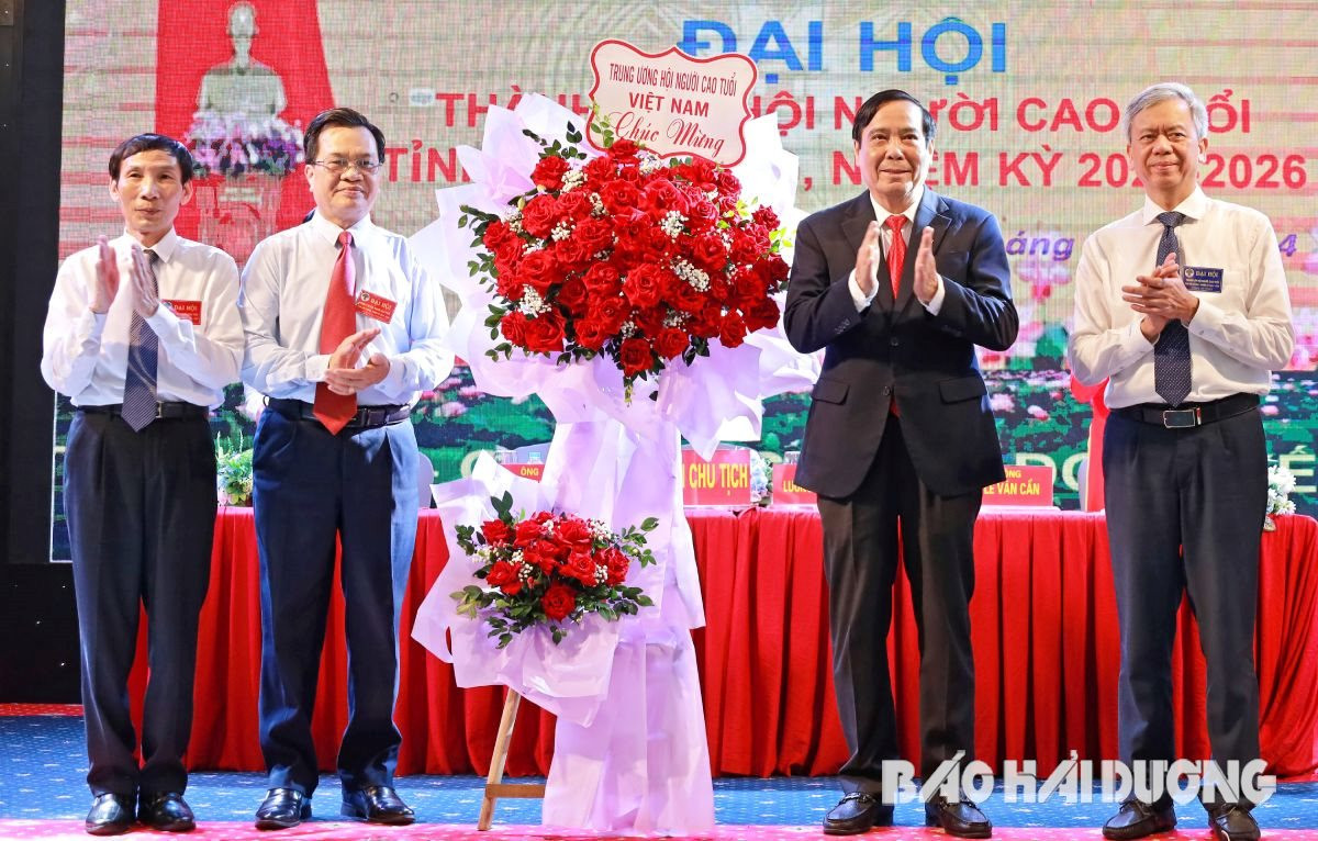 Đồng chí Nguyễn Thanh Bình, Chủ tịch Hội Người cao tuổi Việt Nam tặng hoa chúc mừng đại hội
