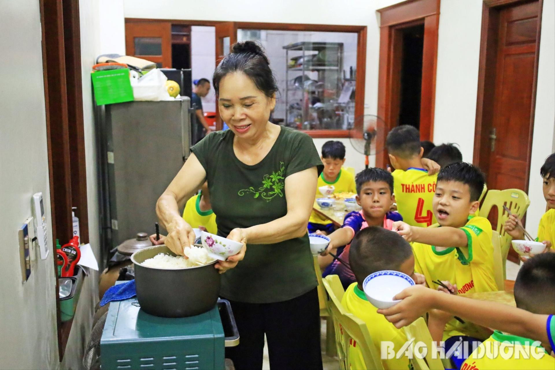 Toàn bộ thực phẩm được bà Hồng đi chợ chọn mua và tự nấu nướng phục vụ 20 cầu thủ