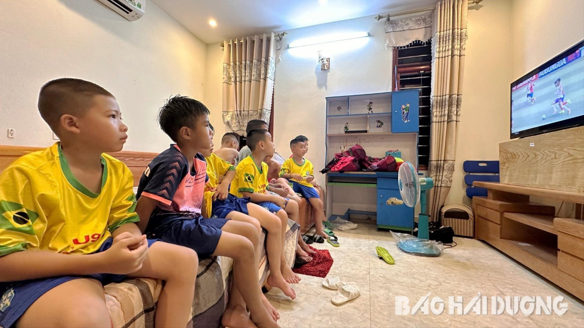 Các cầu thủ được gia đình ông Giang bố trí ăn ở trong điều kiện thuận lợi nhất để bảo đảm sức khỏe và tâm lý, do nhiều cầu thủ còn rất nhỏ tuổi phải sống xa gia đình