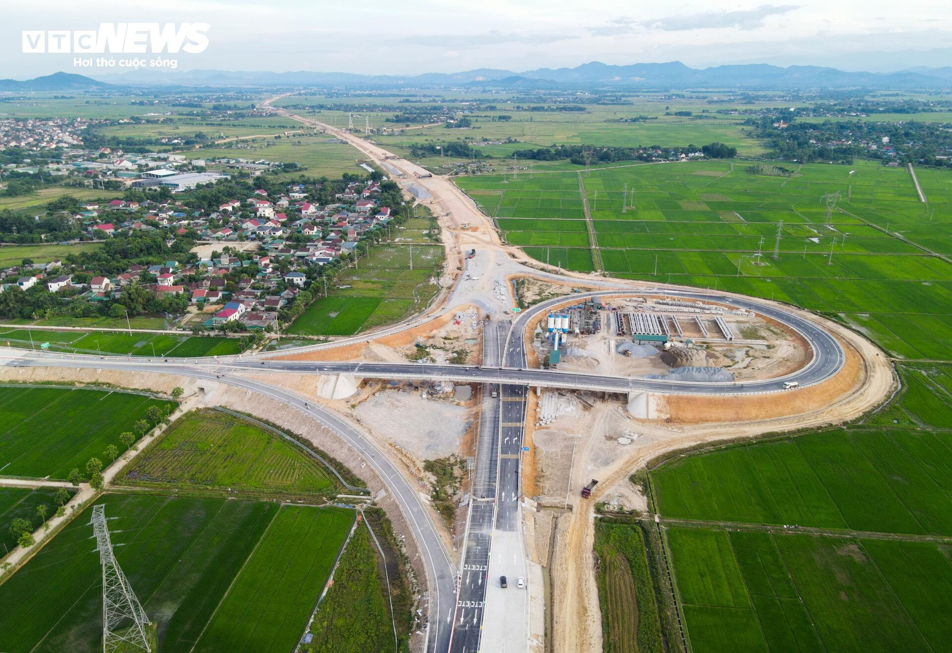 Cận cảnh 19 km cuối cùng trên cao tốc Diễn Châu – Bãi Vọt thông xe sáng nay - 16