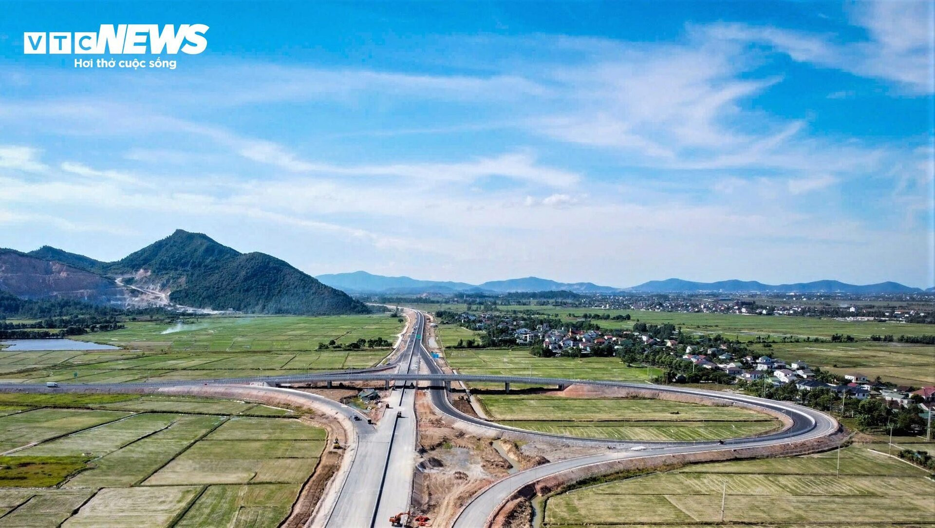 Cận cảnh 19 km cuối cùng trên cao tốc Diễn Châu – Bãi Vọt thông xe sáng nay - 3
