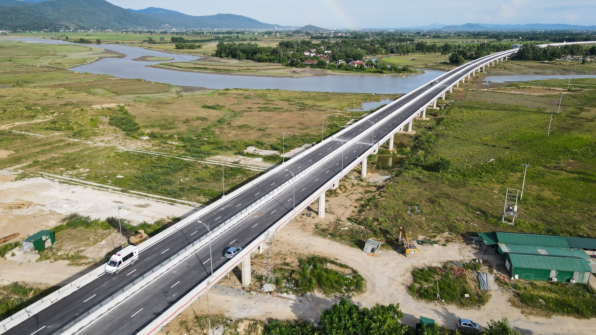 Cận cảnh 19 km cuối cùng trên cao tốc Diễn Châu – Bãi Vọt thông xe sáng nay - 9