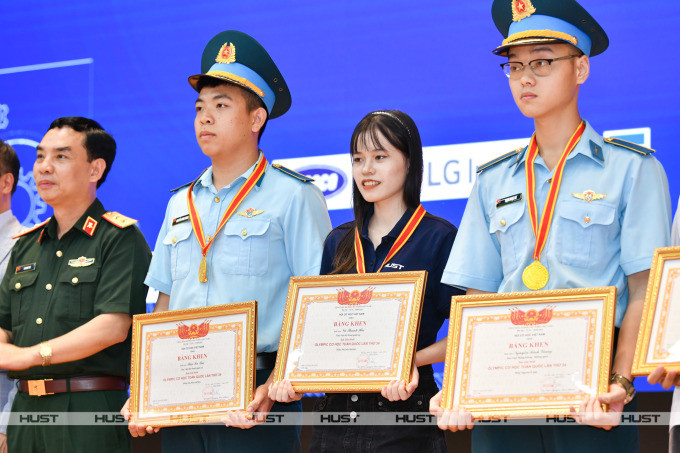 Phạm Thị Huê (đứng giữa) nhận giải thưởng Olympic Cơ học toàn quốc. Ảnh: Nhân vật cung cấp