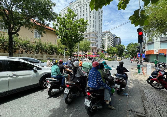 Giao lộ Bà Huyện Thanh Quan - Nguyễn Đình Chiểu, quận 3, một trong những nút giao được thí điểm đèn không đếm ngược, ngày 26/6. Ảnh: Gia Minh