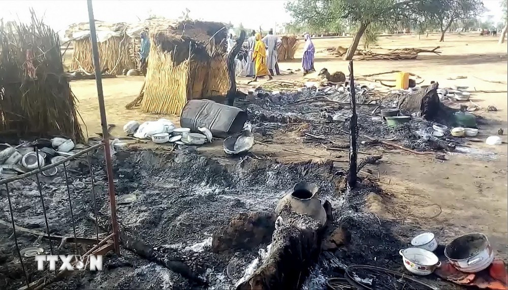 Hiện trường một vụ tấn công do Boko Haram tiến hành nhằm vào đám tang ở gần thủ phủ Maiduguri của bang Borno, Nigeria. (Ảnh: AFP/TTXVN)