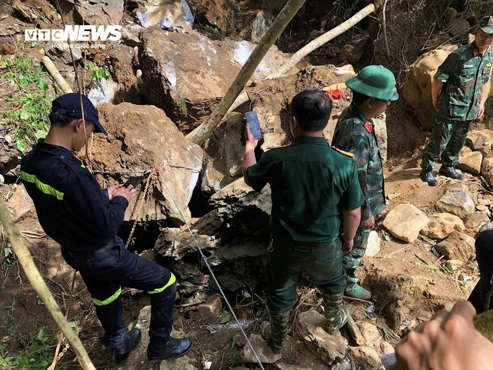 Lực lượng chức năng tỉnh Bắc Kạn đang nỗ lực tìm nạn nhân cuối cùng trong vụ sạt lở.