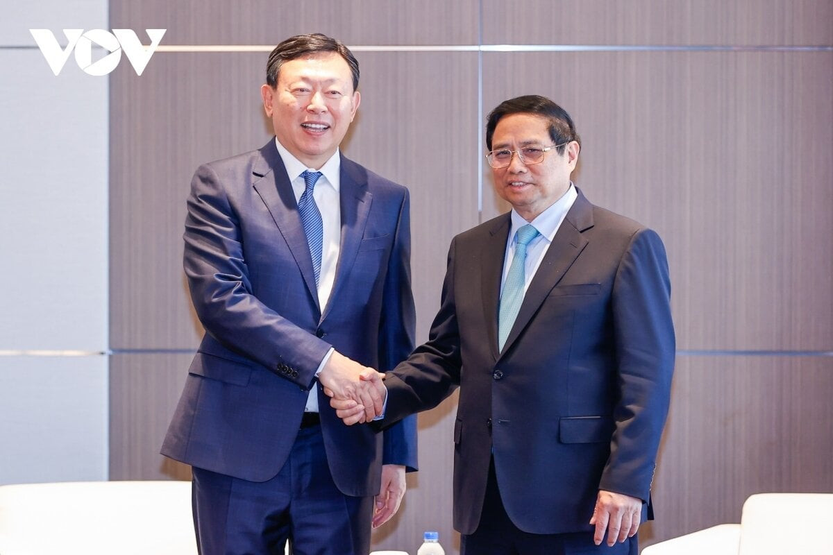Thủ tướng Phạm Minh Chính và ông Shin Dong-bin, Chủ tịch Tập đoàn Lotte.