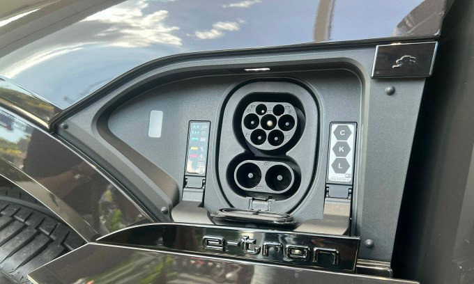 Cổng sạc trên mẫu xe điện Audi Q8 e-tron. Ảnh: Hồ Tân